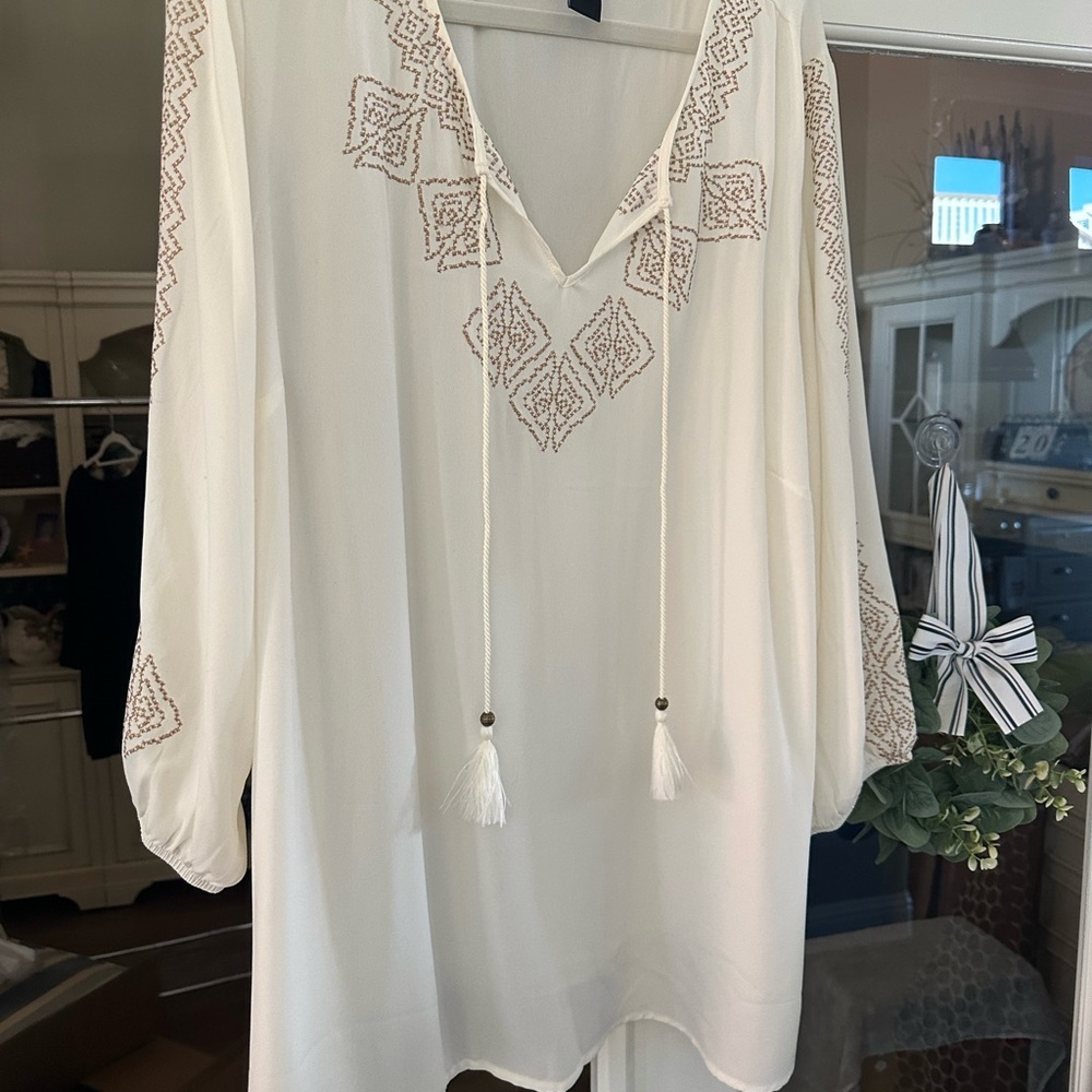Catherine’s Embroidered White Tunic with Tassels 1x 18/20